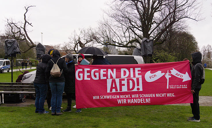 © www.mutbuergerdokus.de: Kundgebung 'Düsseldorf stellt sich quer gegen extreme Rechte und Rassismus!'