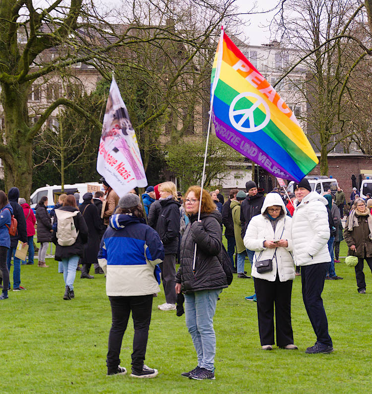 © www.mutbuergerdokus.de: Kundgebung 'Düsseldorf stellt sich quer gegen extreme Rechte und Rassismus!'