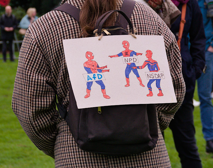 © www.mutbuergerdokus.de: Kundgebung 'Düsseldorf stellt sich quer gegen extreme Rechte und Rassismus!'