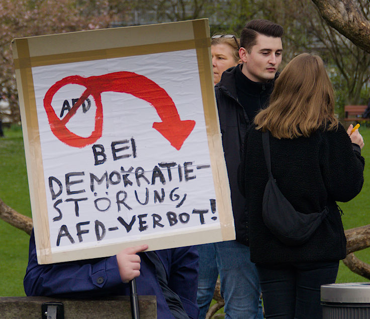 © www.mutbuergerdokus.de: Kundgebung 'Düsseldorf stellt sich quer gegen extreme Rechte und Rassismus!'