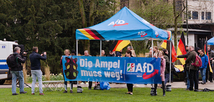 © www.mutbuergerdokus.de: Kundgebung 'Düsseldorf stellt sich quer gegen extreme Rechte und Rassismus!'