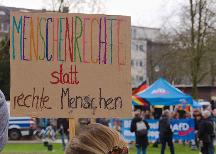 © www.mutbuergerdokus.de: Kundgebung 'Düsseldorf stellt sich quer gegen extreme Rechte und Rassismus!'