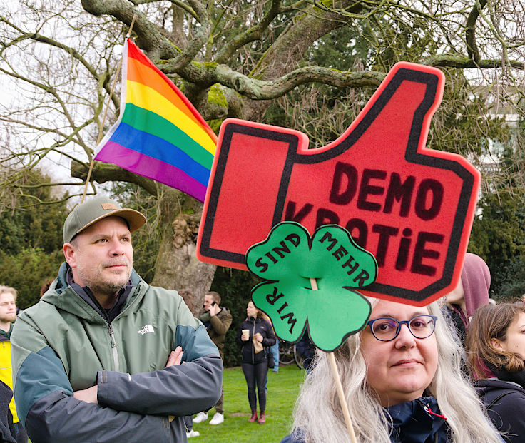 © www.mutbuergerdokus.de: Kundgebung 'Düsseldorf stellt sich quer gegen extreme Rechte und Rassismus!'