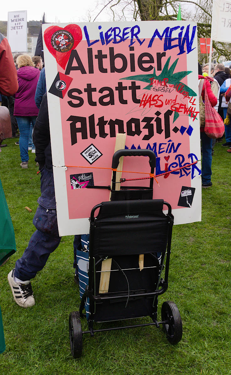 © www.mutbuergerdokus.de: Kundgebung 'Düsseldorf stellt sich quer gegen extreme Rechte und Rassismus!'