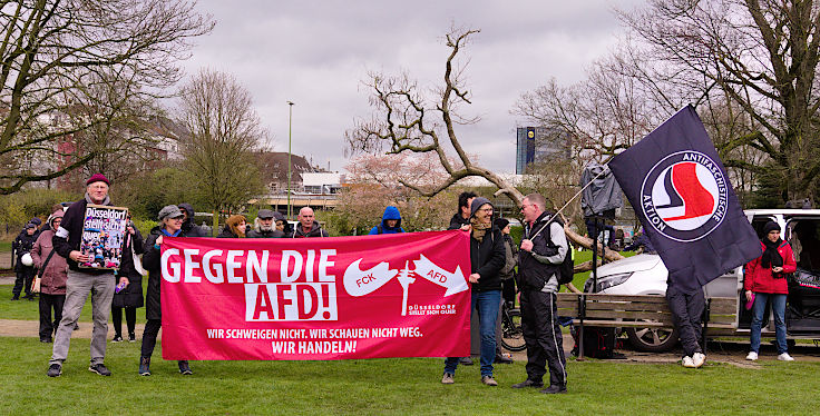 © www.mutbuergerdokus.de: Kundgebung 'Düsseldorf stellt sich quer gegen extreme Rechte und Rassismus!'