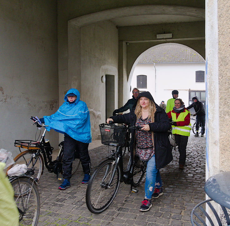 © www.mutbuergerdokus.de: Wasserbündnis Rheinisches Revier: Protest-Radtour entlang der geplanten Rheinwassertransportleitung