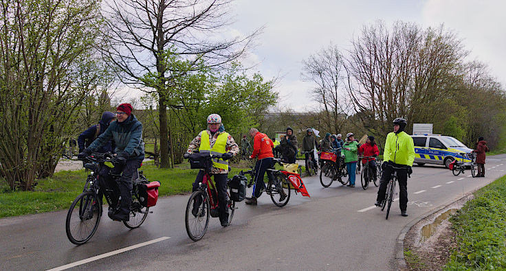 © www.mutbuergerdokus.de: Wasserbündnis Rheinisches Revier: Protest-Radtour entlang der geplanten Rheinwassertransportleitung