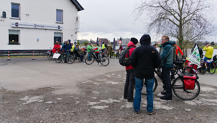 © www.mutbuergerdokus.de: Wasserbündnis Rheinisches Revier: Protest-Radtour entlang der geplanten Rheinwassertransportleitung