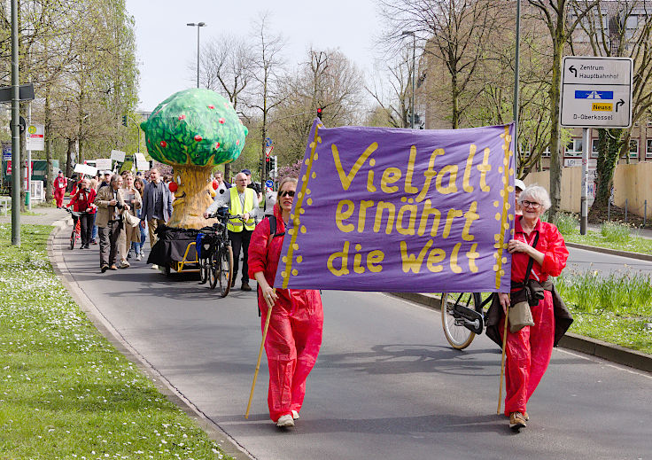 © www.mutbuergerdokus.de: Aktionsbündnis gegen Gentechnik - Düsseldorf und Umgebung: Demonstration 'Gehen gegen Gentechnik'