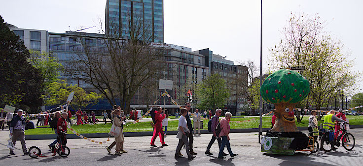 © www.mutbuergerdokus.de: Aktionsbündnis gegen Gentechnik - Düsseldorf und Umgebung: Demonstration 'Gehen gegen Gentechnik'