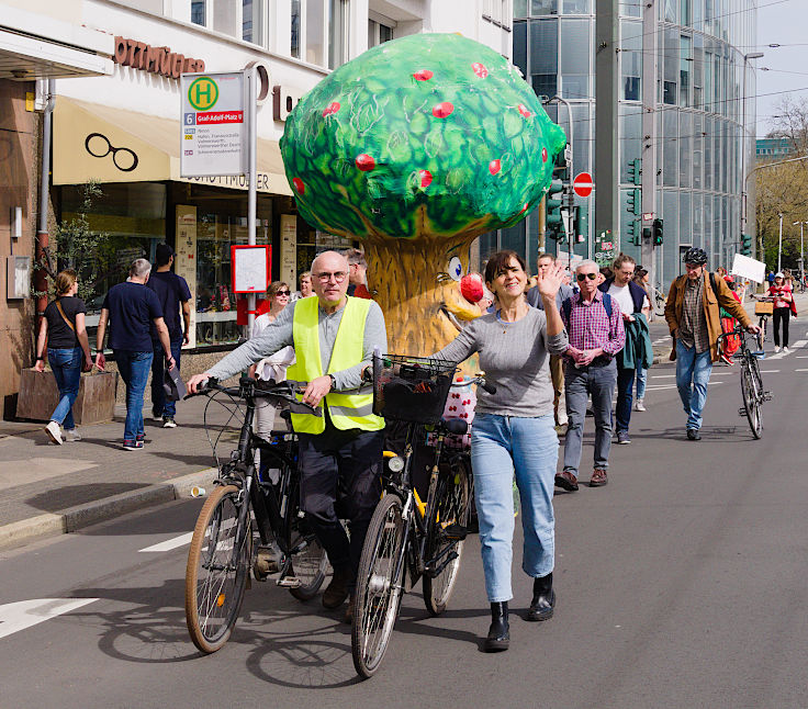 © www.mutbuergerdokus.de: Aktionsbündnis gegen Gentechnik - Düsseldorf und Umgebung: Demonstration 'Gehen gegen Gentechnik'