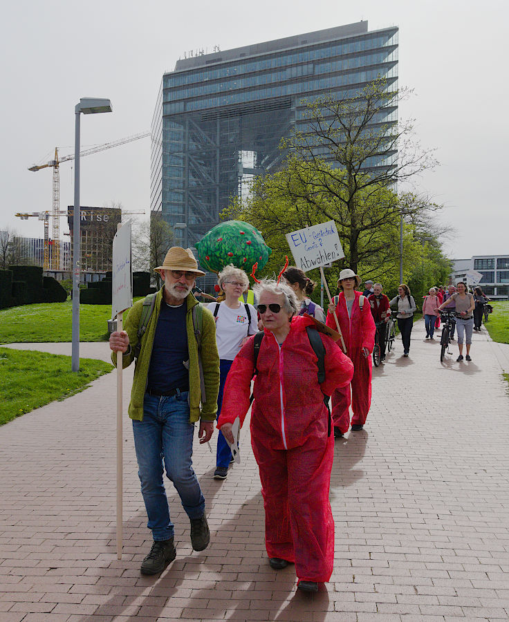 © www.mutbuergerdokus.de: Aktionsbündnis gegen Gentechnik - Düsseldorf und Umgebung: Demonstration 'Gehen gegen Gentechnik'