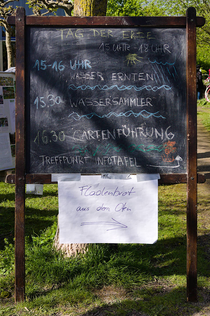 &copy; www.mutbuergerdokus.de: &Ouml;kotop Heerdt: Gartenfest zum 'Tag der Erde'
