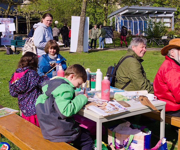 &copy; www.mutbuergerdokus.de: &Ouml;kotop Heerdt: Gartenfest zum 'Tag der Erde'