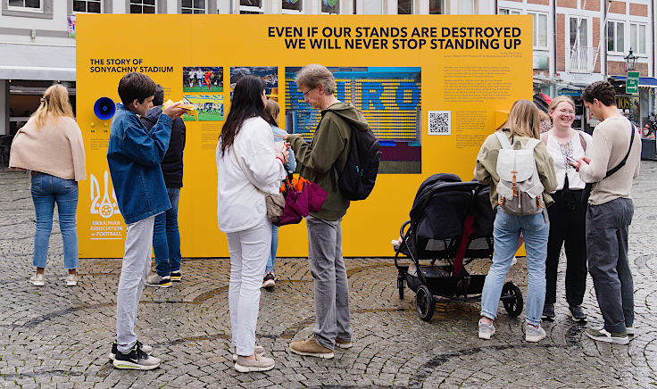 © www.mutbuergerdokus.de: #NeverStopStanding: Straßenfest der ukrainischen Kultur mit Ausstellung des zerstörten Fußballstadions in Sonyachny