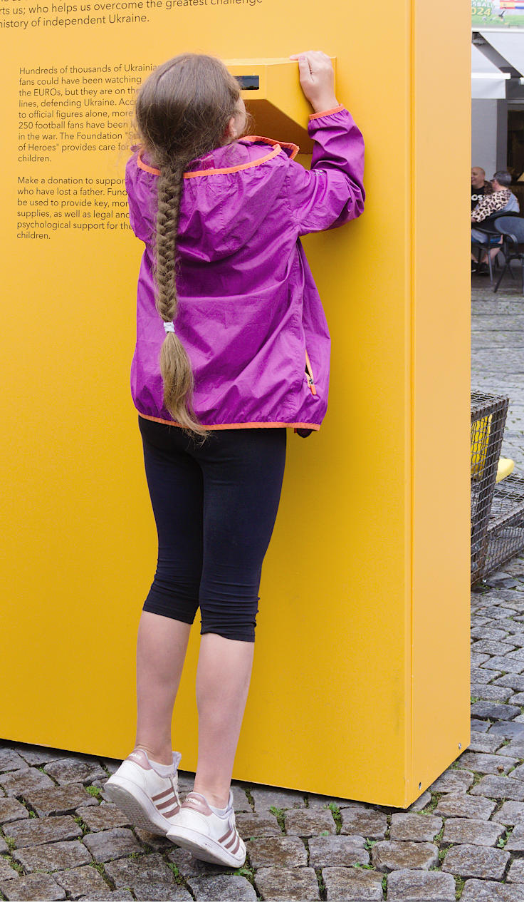 © www.mutbuergerdokus.de: #NeverStopStanding: Straßenfest der ukrainischen Kultur mit Ausstellung des zerstörten Fußballstadions in Sonyachny