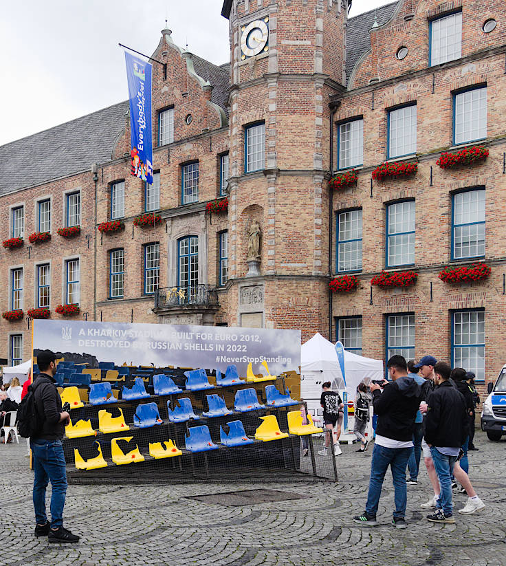 © www.mutbuergerdokus.de: #NeverStopStanding: Straßenfest der ukrainischen Kultur mit Ausstellung des zerstörten Fußballstadions in Sonyachny