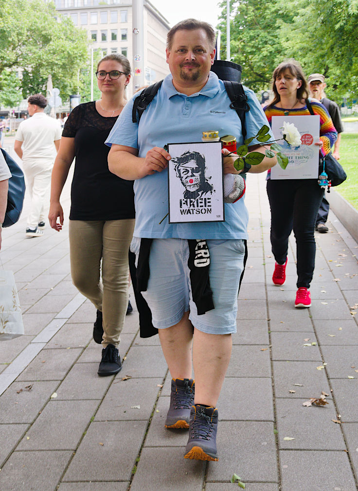 © www.mutbuergerdokus.de: Kundgebung 'FREE Paul Watson'