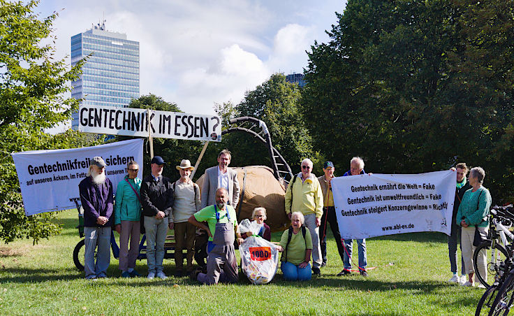 © www.mutbuergerdokus.de: Ernährungsrat Düsseldorf: Übergabe von 1000 Unterschriften gegen das Neue-Gentechnik-Gesetz an NRW-Umweltminister Oliver Krischer
