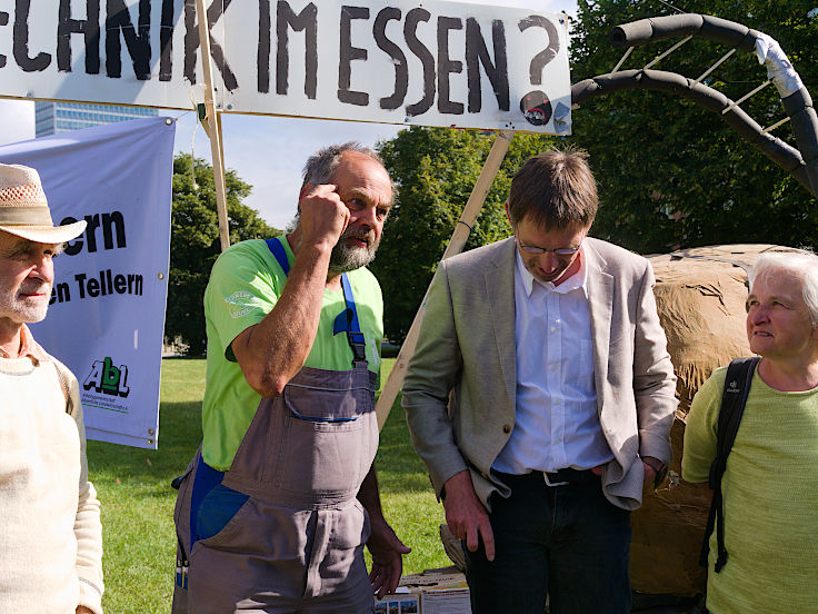 © www.mutbuergerdokus.de: Ernährungsrat Düsseldorf: Übergabe von 1000 Unterschriften gegen das Neue-Gentechnik-Gesetz an NRW-Umweltminister Oliver Krischer