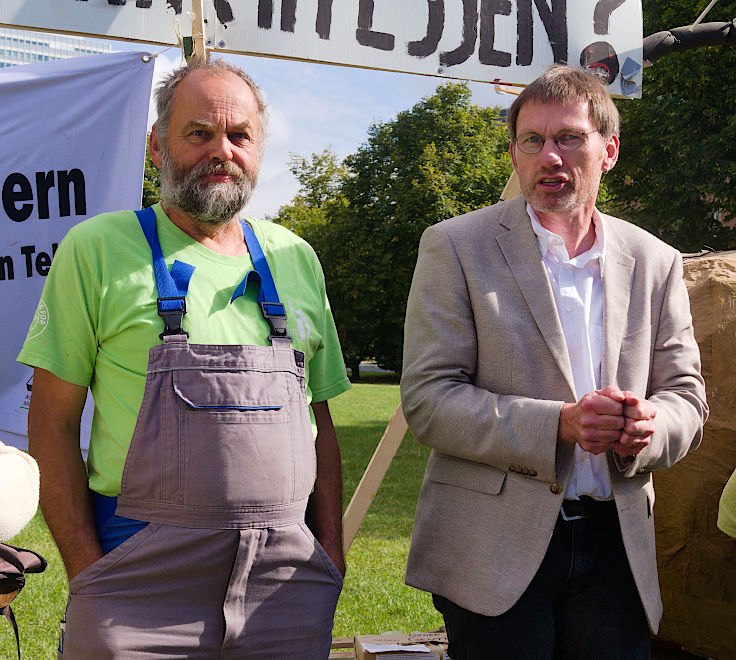 © www.mutbuergerdokus.de: Ernährungsrat Düsseldorf: Übergabe von 1000 Unterschriften gegen das Neue-Gentechnik-Gesetz an NRW-Umweltminister Oliver Krischer