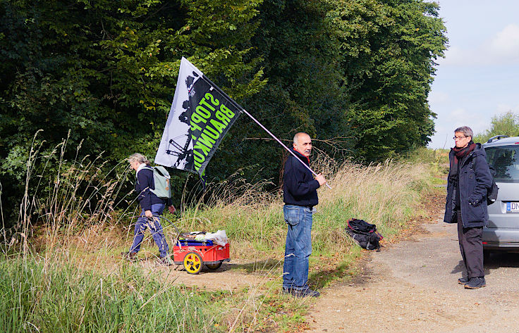 © www.mutbuergerdokus.de: Waldspaziergang am und im Hambacher Wald