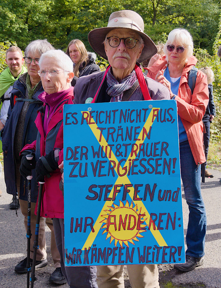 © www.mutbuergerdokus.de: Waldspaziergang am und im Hambacher Wald