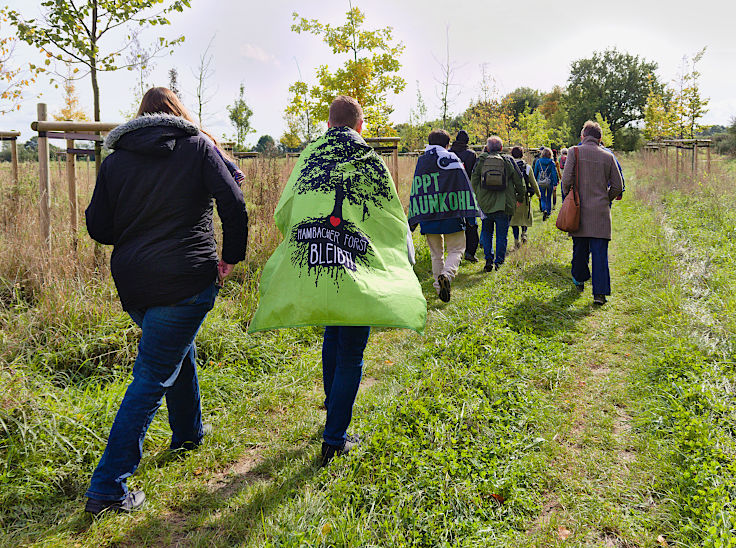 © www.mutbuergerdokus.de: Waldspaziergang am und im Hambacher Wald