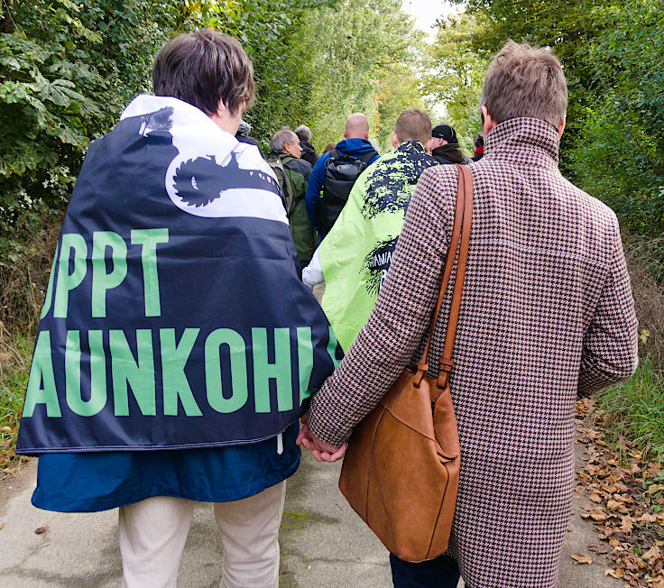 © www.mutbuergerdokus.de: Waldspaziergang am und im Hambacher Wald