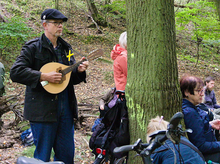 © www.mutbuergerdokus.de: Waldspaziergang am und im Hambacher Wald