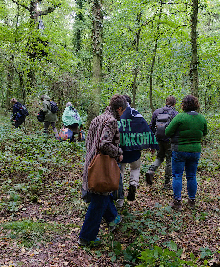 © www.mutbuergerdokus.de: Waldspaziergang am und im Hambacher Wald