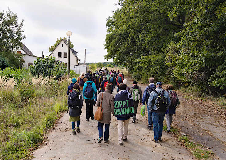 © www.mutbuergerdokus.de: Waldspaziergang am und im Hambacher Wald