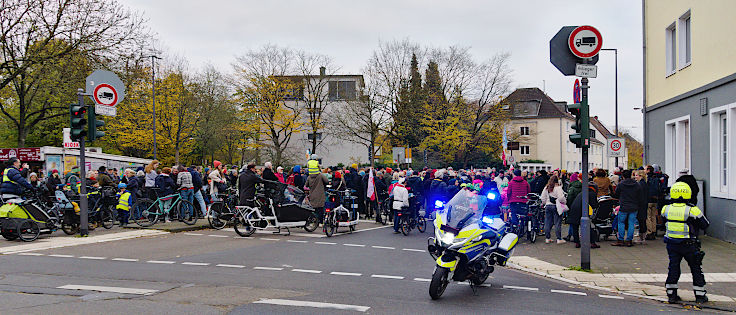 © www.mutbuergerdokus.de: Demonstration 'Sichere Luxemburger Straße für alle - Unfälle verhindern, nicht verwalten!'