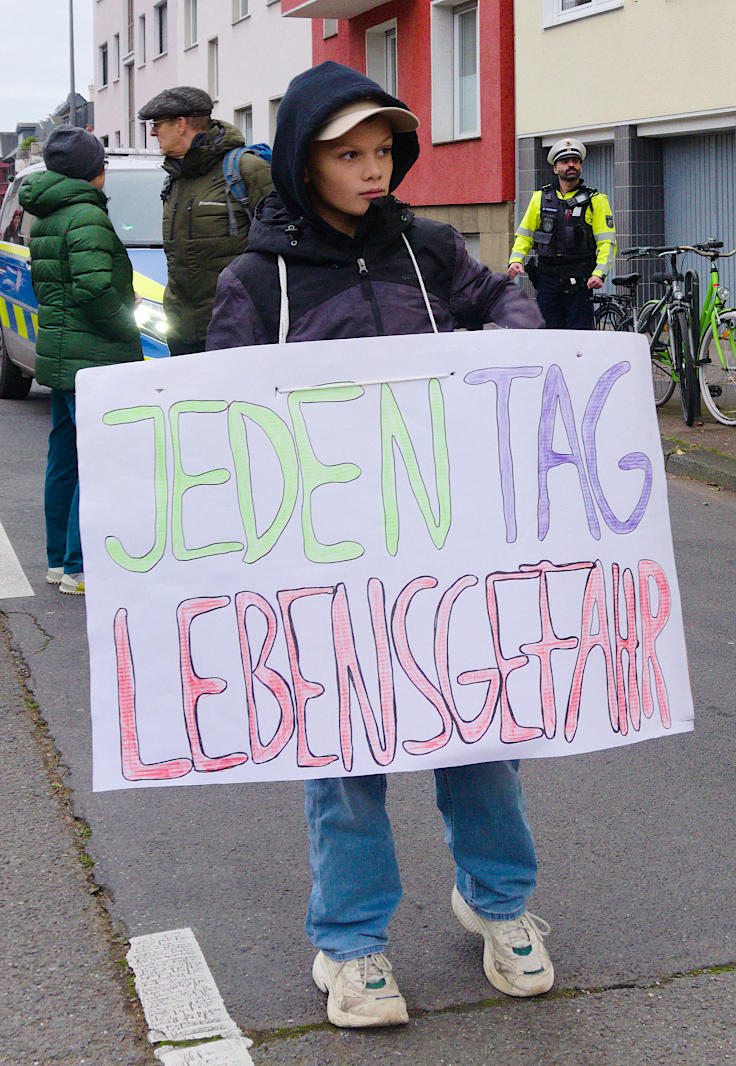 © www.mutbuergerdokus.de: Demonstration 'Sichere Luxemburger Straße für alle - Unfälle verhindern, nicht verwalten!'
