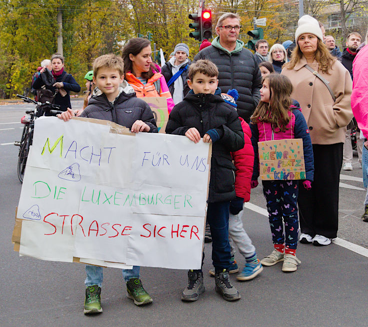 © www.mutbuergerdokus.de: Demonstration 'Sichere Luxemburger Straße für alle - Unfälle verhindern, nicht verwalten!'
