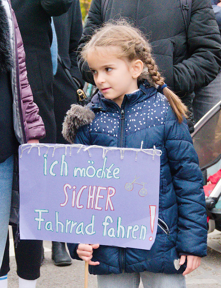 © www.mutbuergerdokus.de: Demonstration 'Sichere Luxemburger Straße für alle - Unfälle verhindern, nicht verwalten!'