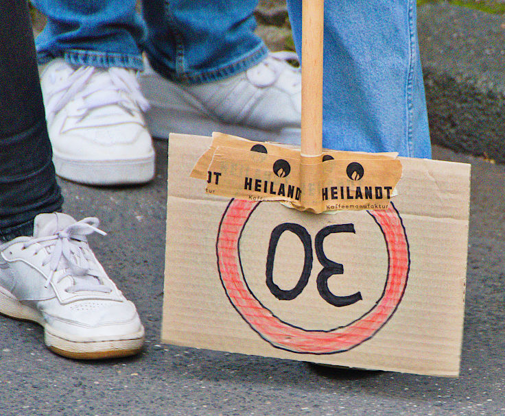© www.mutbuergerdokus.de: Demonstration 'Sichere Luxemburger Straße für alle - Unfälle verhindern, nicht verwalten!'