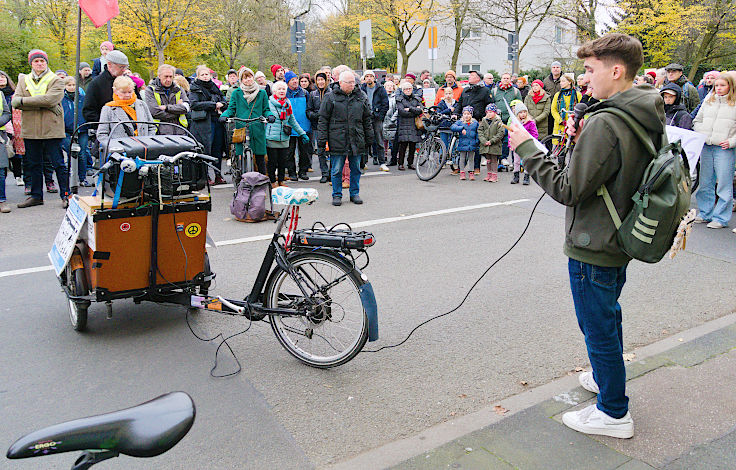 © www.mutbuergerdokus.de: Demonstration 'Sichere Luxemburger Straße für alle - Unfälle verhindern, nicht verwalten!'
