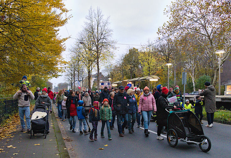 © www.mutbuergerdokus.de: Demonstration 'Sichere Luxemburger Straße für alle - Unfälle verhindern, nicht verwalten!'
