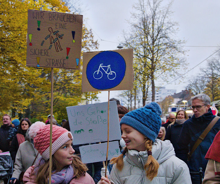 © www.mutbuergerdokus.de: Demonstration 'Sichere Luxemburger Straße für alle - Unfälle verhindern, nicht verwalten!'