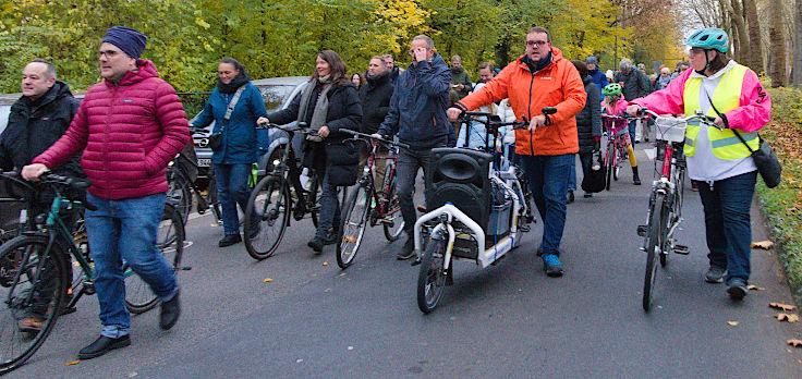 © www.mutbuergerdokus.de: Demonstration 'Sichere Luxemburger Straße für alle - Unfälle verhindern, nicht verwalten!'