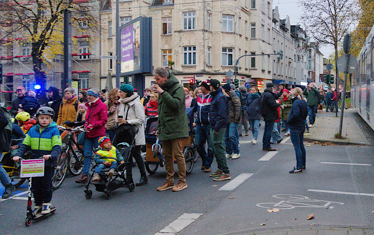 © www.mutbuergerdokus.de: Demonstration 'Sichere Luxemburger Straße für alle - Unfälle verhindern, nicht verwalten!'