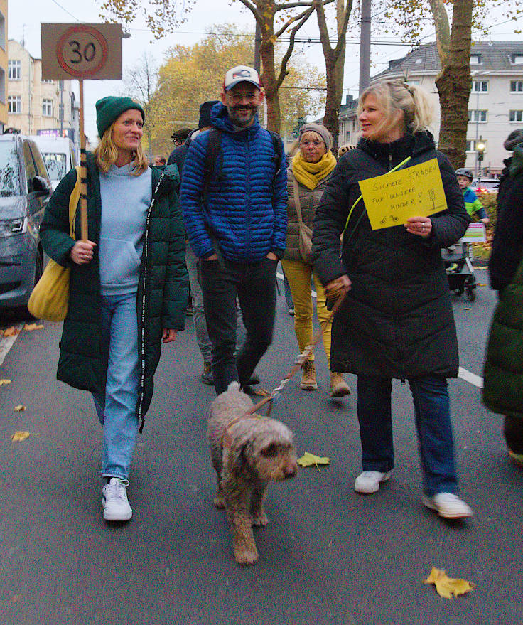 © www.mutbuergerdokus.de: Demonstration 'Sichere Luxemburger Straße für alle - Unfälle verhindern, nicht verwalten!'