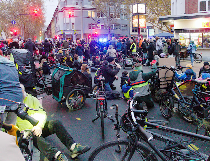© www.mutbuergerdokus.de: Demonstration 'Sichere Luxemburger Straße für alle - Unfälle verhindern, nicht verwalten!'