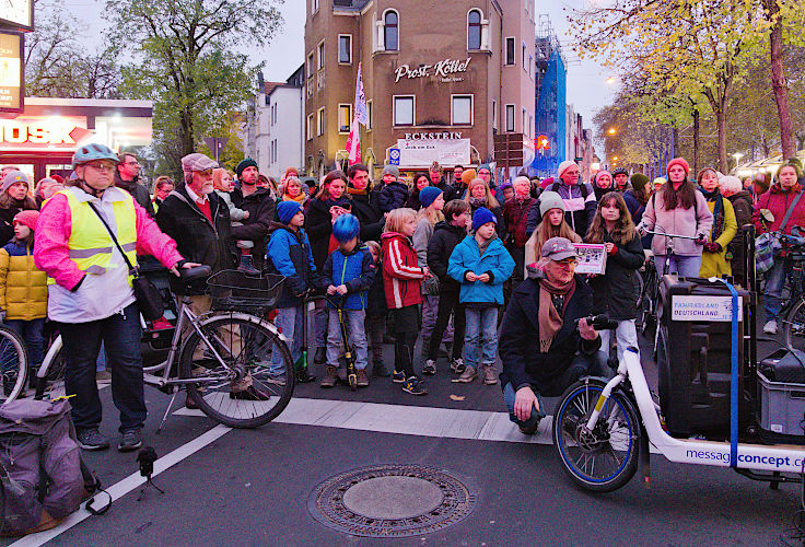 © www.mutbuergerdokus.de: Demonstration 'Sichere Luxemburger Straße für alle - Unfälle verhindern, nicht verwalten!'