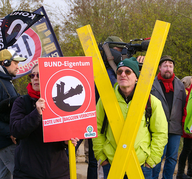 © www.mutbuergerdokus.de: ROTE LINIE am Hambacher Wald