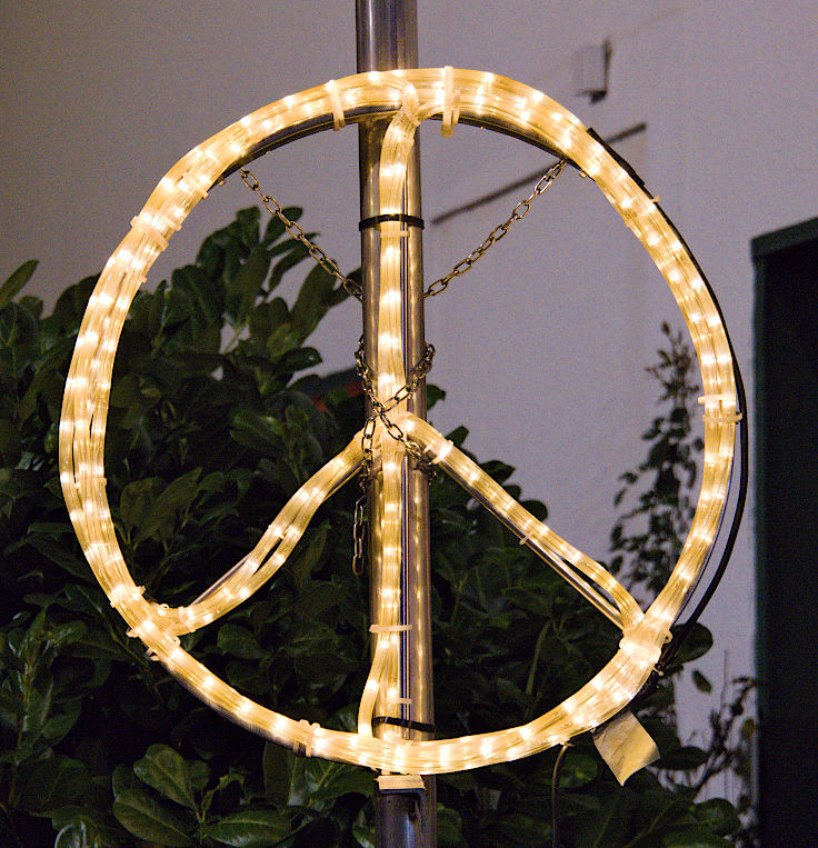 © www.mutbuergerdokus.de: Lichtershow im Advent