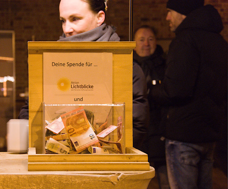 © www.mutbuergerdokus.de: Lichtershow im Advent