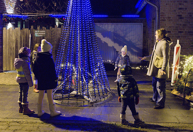 © www.mutbuergerdokus.de: Lichtershow im Advent