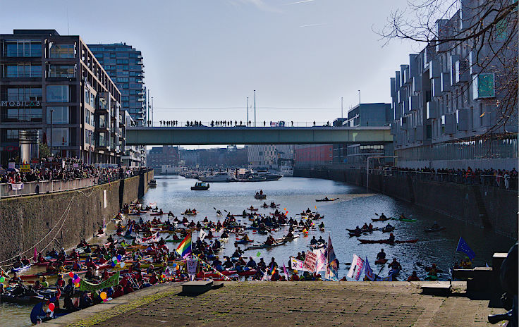 © www.mutbuergerdokus.de: Demonstration 'BUNT statt BRAUN – AUFS WASSER für DEMOKRATIE und VIELFALT!'